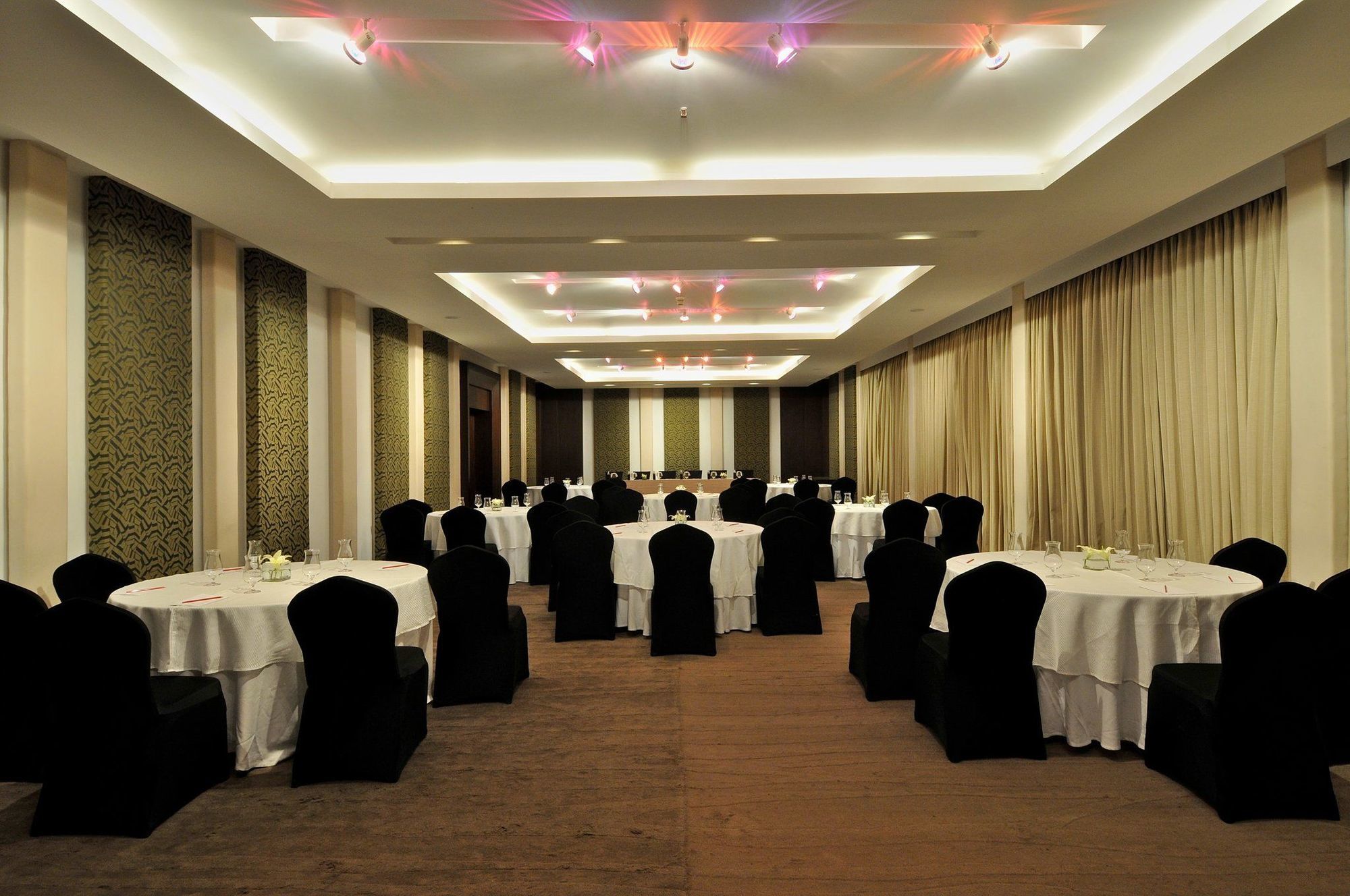 Vivanta Bengaluru Residency Road Restaurant foto